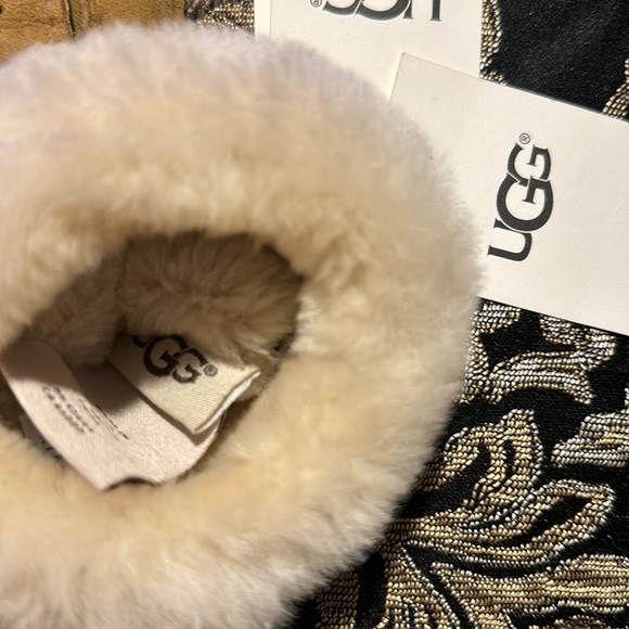 NWT UGG Women Size  M Tan Gloves - Picture 3 of 6
